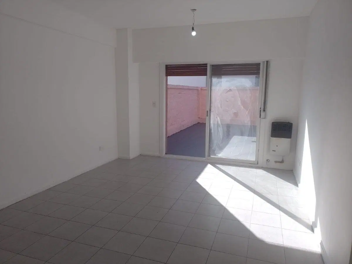 Buenísimo departamento de 2 ambientes. Con un super patio. 4
