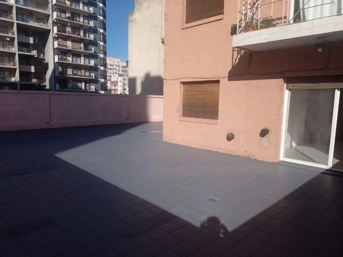 Buenísimo departamento de 2 ambientes. Con un super patio. 5
