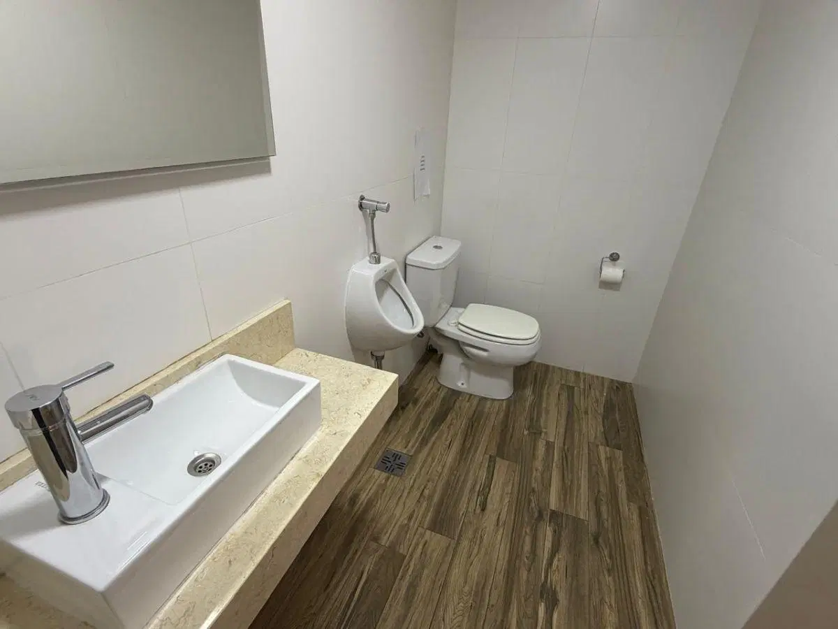 IMPECABLE OFICINA PREMIUM EN PLANTA LIBRE CON COCHERAS 8
