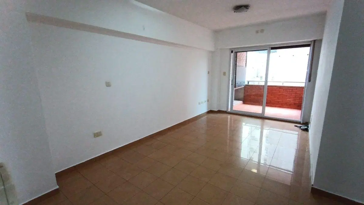 Buen Depto. 3 ambientes c/ living comedor y balcón aterrazado con parrilla. 3