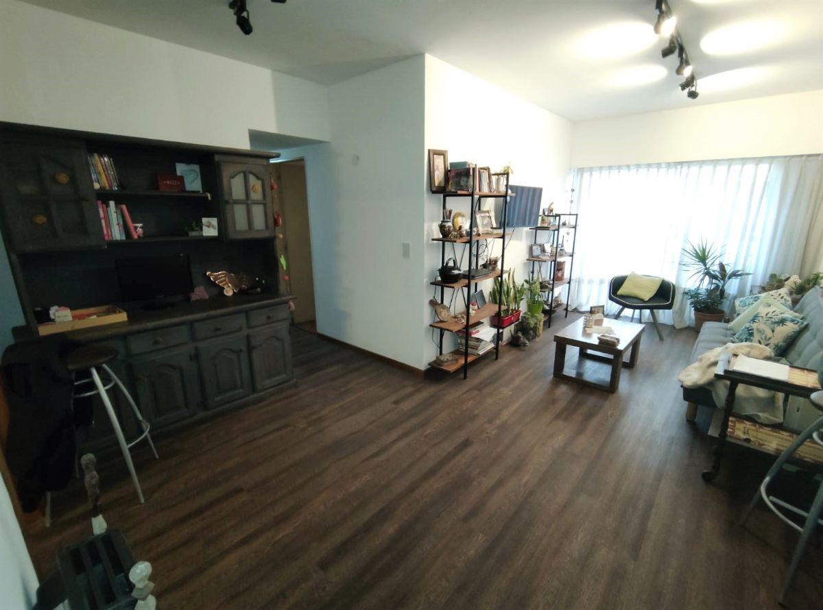 Impecable 4 Ambientes con balcon corrido y Cochera Fija