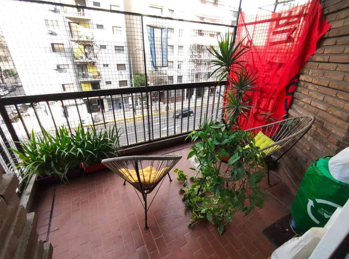 Impecable 4 Ambientes con balcon corrido y Cochera Fija 2