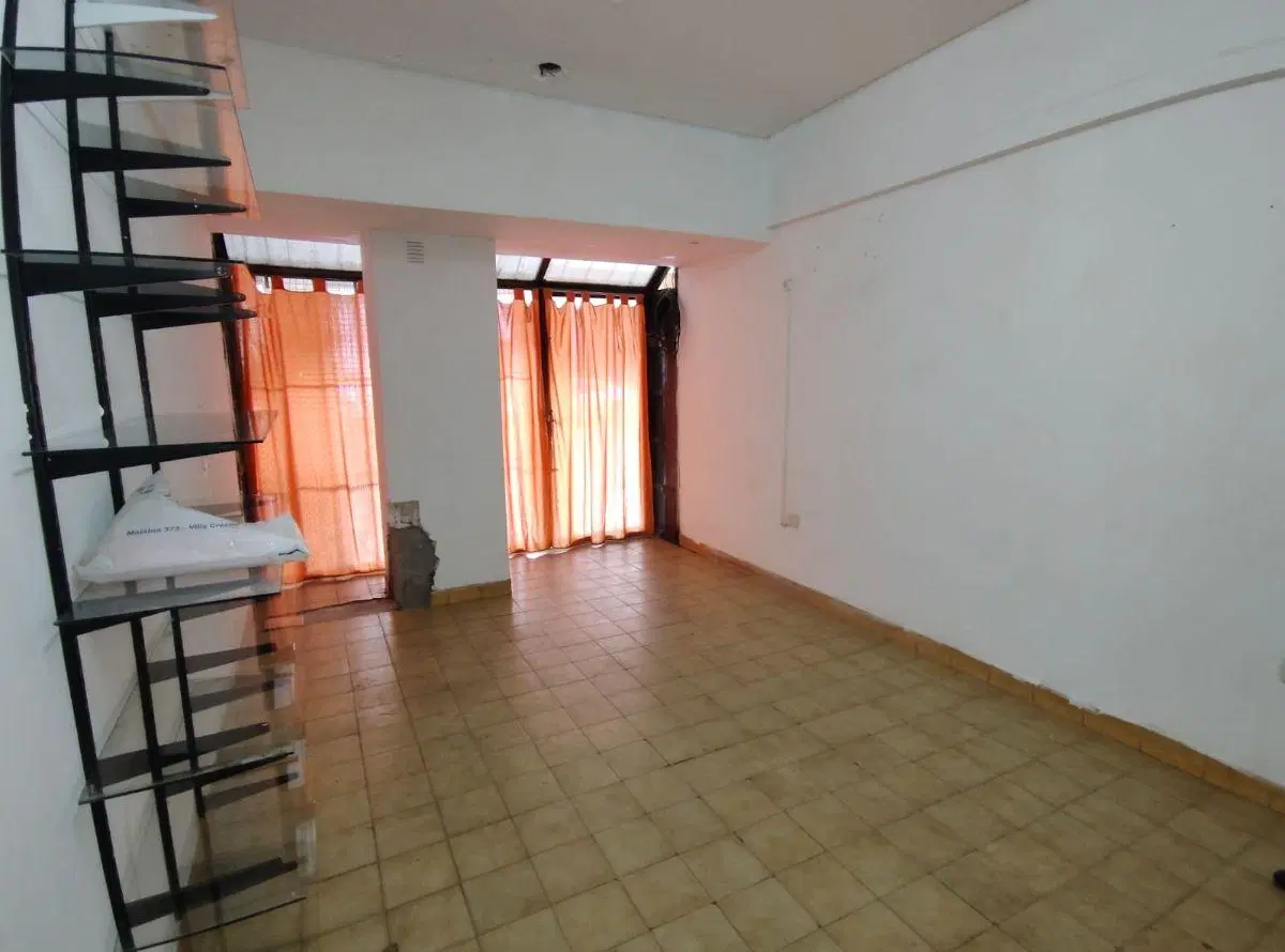 Local en entrada de edificio con baño y espacio para cocinita 3