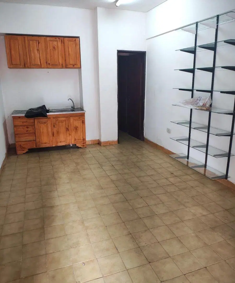 Local en entrada de edificio con baño y espacio para cocinita 5
