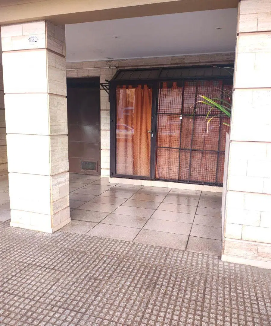 Local en entrada de edificio con baño y espacio para cocinita 4
