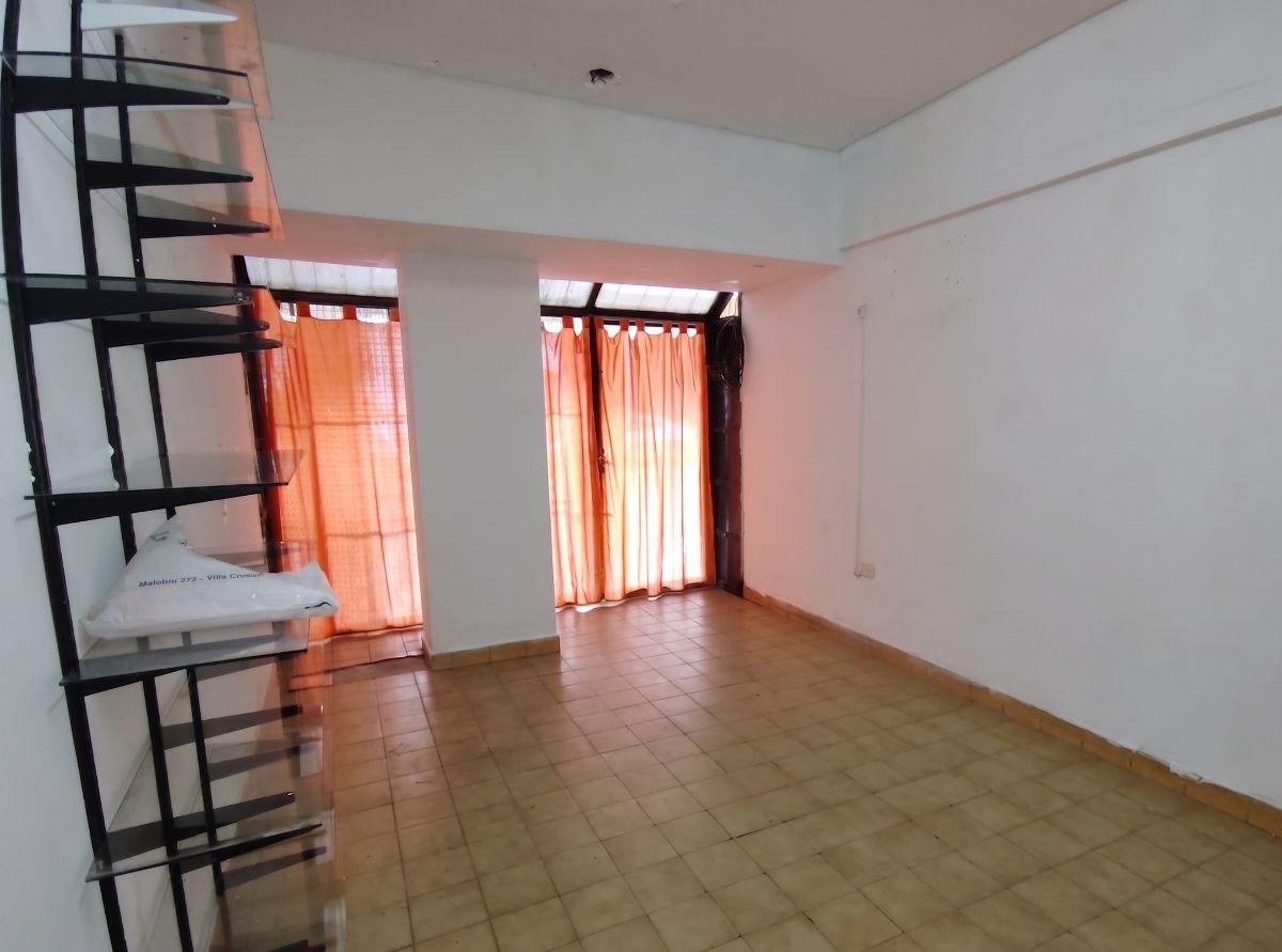 Local en entrada de edificio con baño y espacio para cocinita