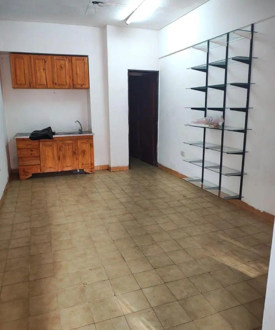 Local en entrada de edificio con baño y espacio para cocinita 1