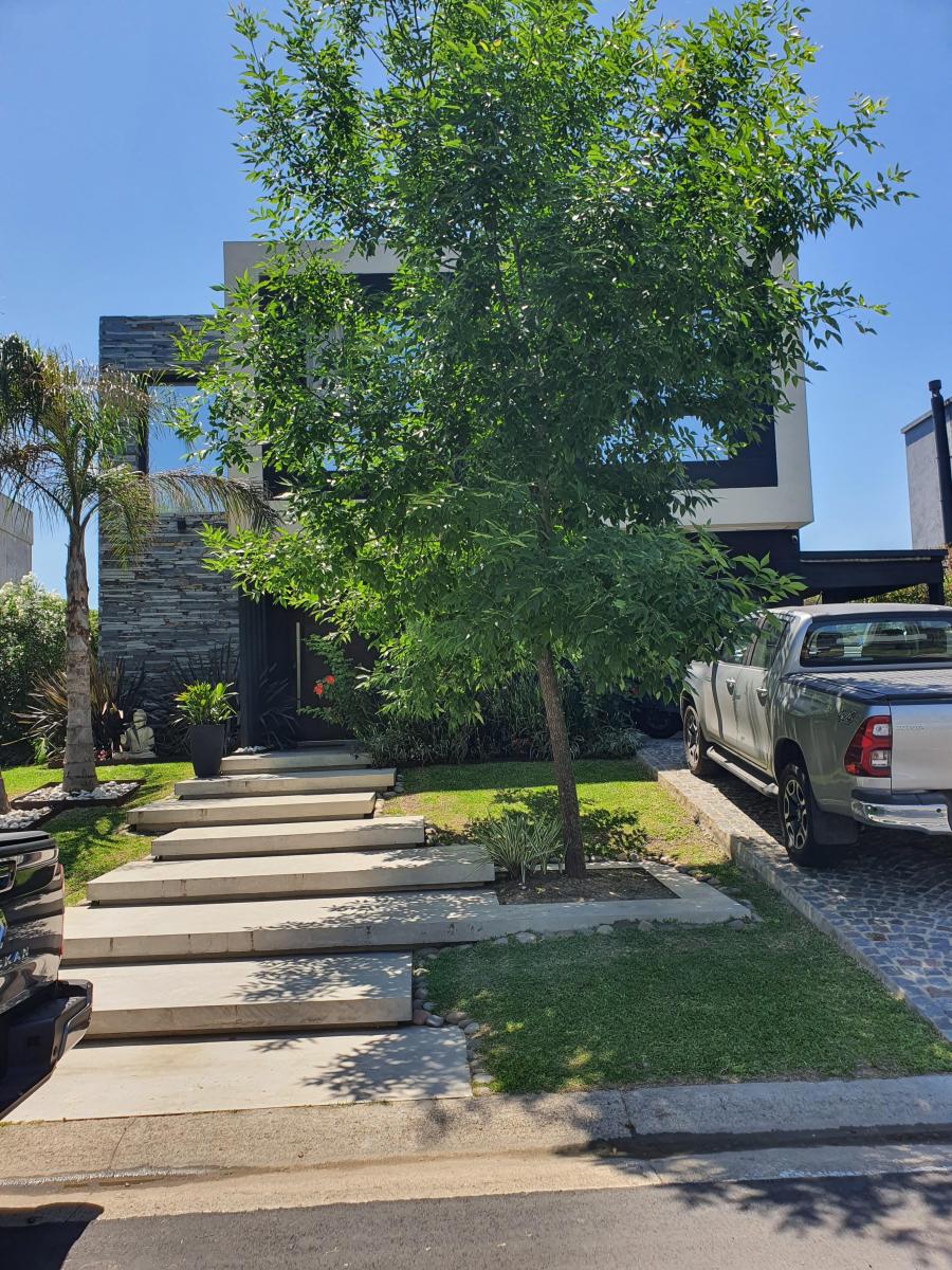 HERMOSA CASA - BARRIO CASTAÑOS - LOTE INTERNO