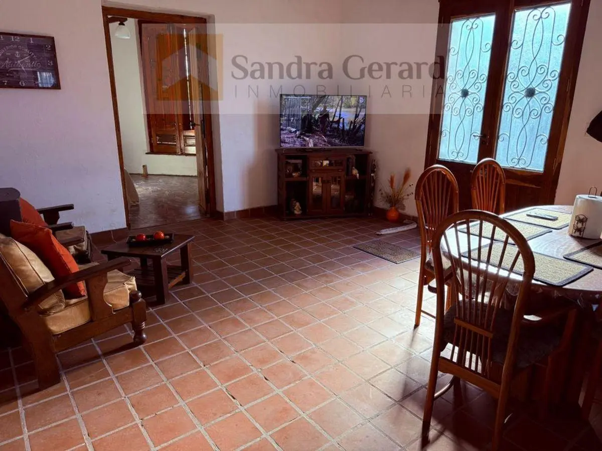 CASA LUMINOSA DE 3 DORMITORIOS CON AMPLIO PARQUE 2