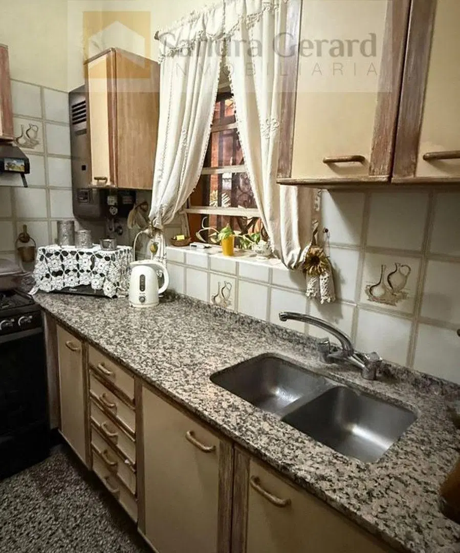 CASA EN VENTA–3 DORMITORIOS–PATIO VERDE CON PILETA–UBICACIÓN ESTRATÉGICA 5