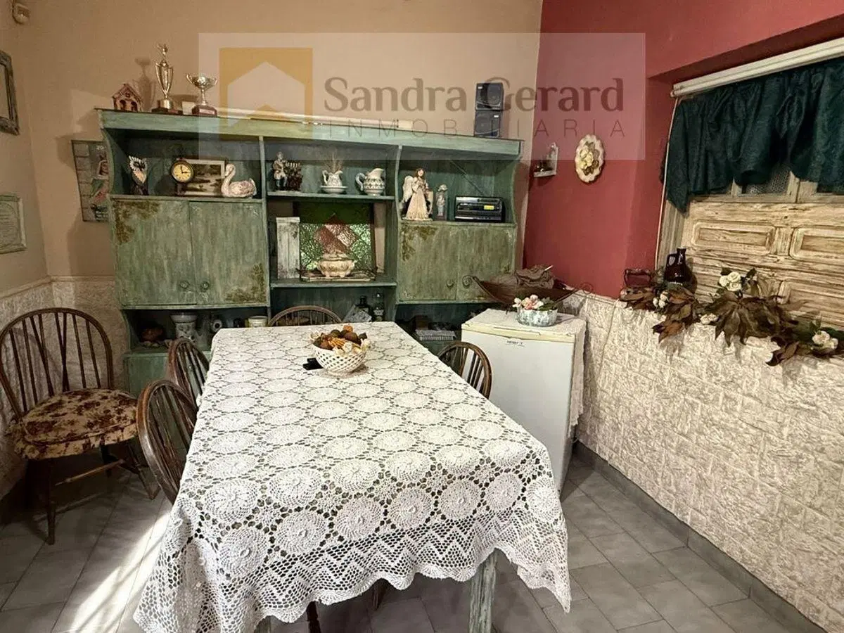 CASA EN VENTA–3 DORMITORIOS–PATIO VERDE CON PILETA–UBICACIÓN ESTRATÉGICA 4