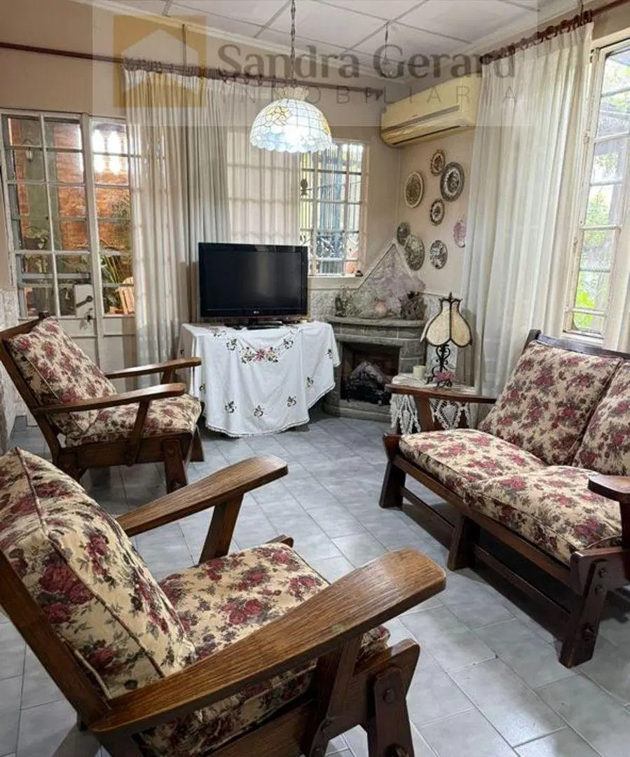 CASA EN VENTA–3 DORMITORIOS–PATIO VERDE CON PILETA–UBICACIÓN ESTRATÉGICA 4