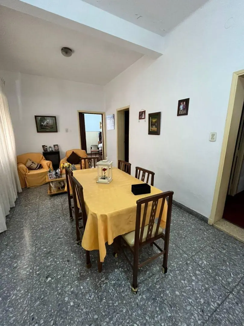 CASA 3 AMB CON LOCAL,  PATIO, COCHERA Y DEPTO 2 AMB EN CIUDAD MADERO. VENTA 4