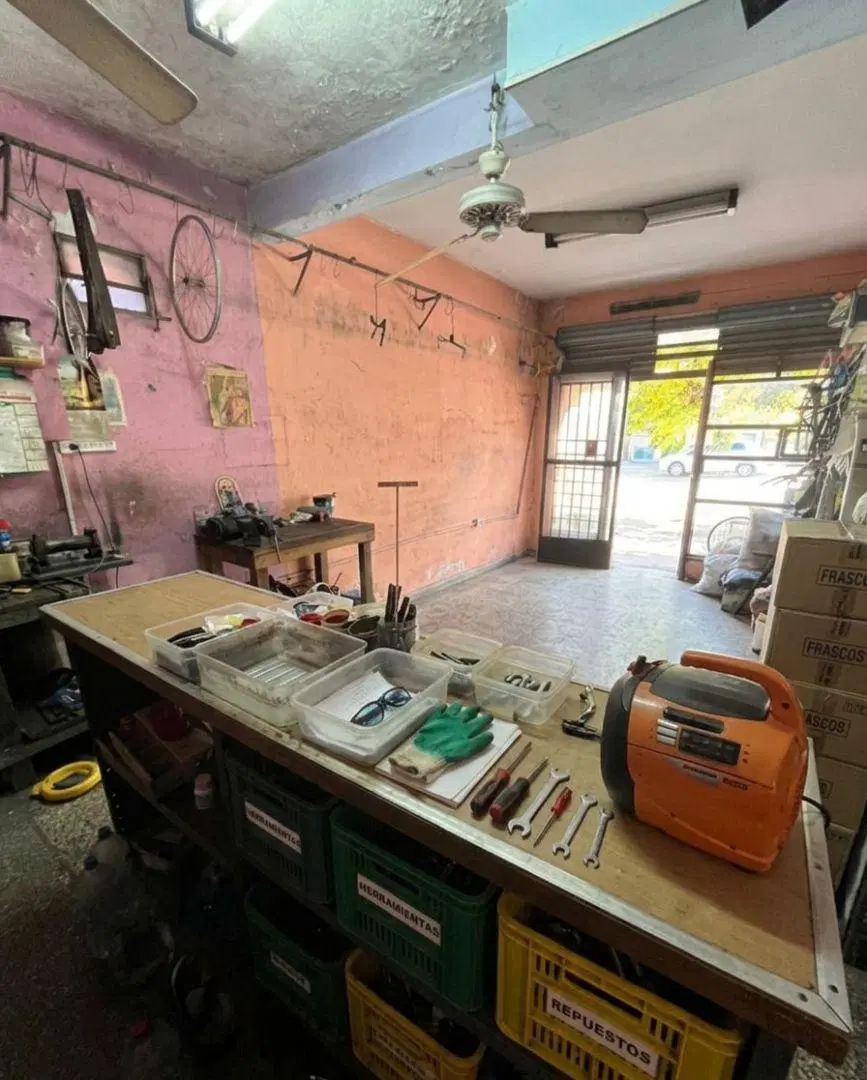 VENTA DE LOCAL SOBRE AV. VELEZ SARSFIELD, CIUDAD MADERO 5