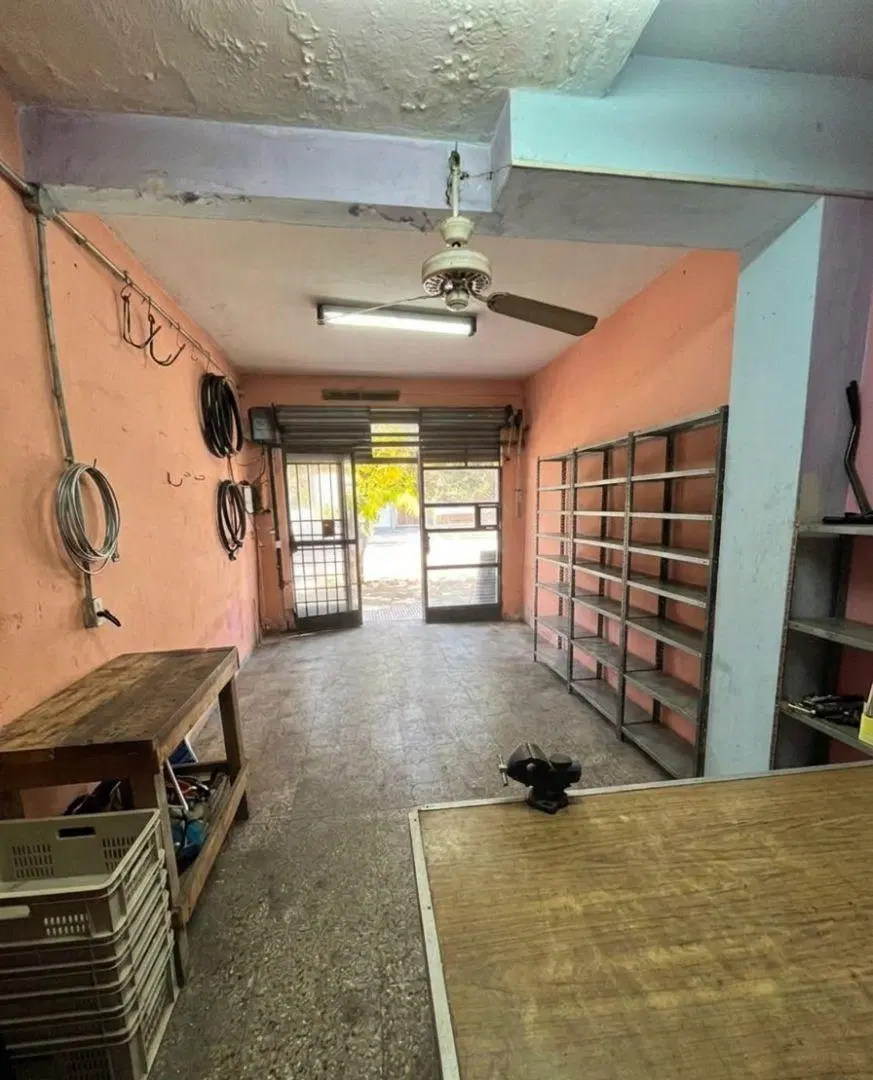 VENTA DE LOCAL SOBRE AV. VELEZ SARSFIELD, CIUDAD MADERO 2