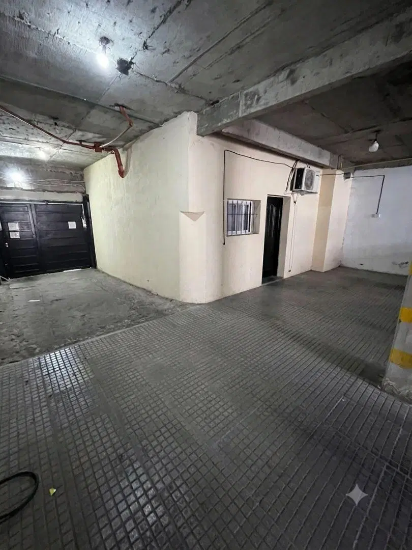 AMPLIO GALPÓN C/ OFICINA A MTS DE AV. VELEZ SARSFIELD. ALQUILER 4