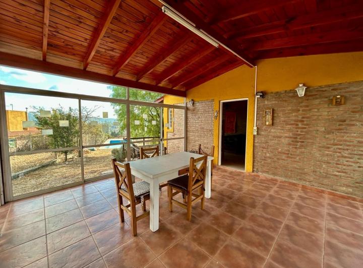Casa en venta Tanti - Pileta, galería, 700 m2 terreno 3