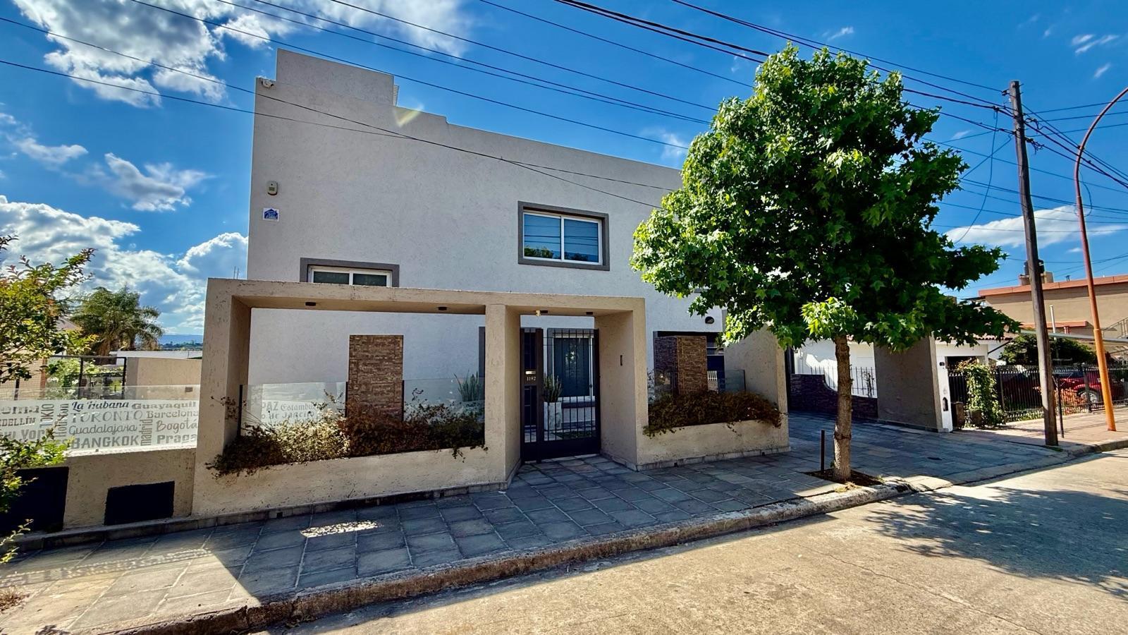 Venta Casa 3 dormitorios, 3 baños, pileta, cochera. Villa Domínguez, Villa Carlos Paz