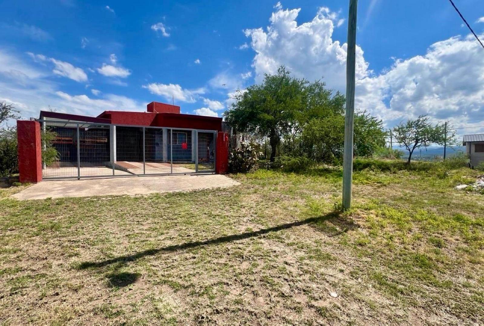 Venta casa, Estancia Vieja, a metros del Indio Bamba, 2 dormitorios, 1 baño, pileta, cochera.