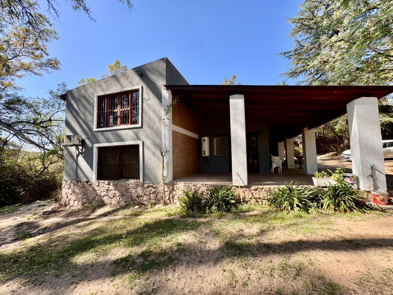 Casa en venta 3 dormitorios, 2 baños, con arroyo, cochera, Tanti