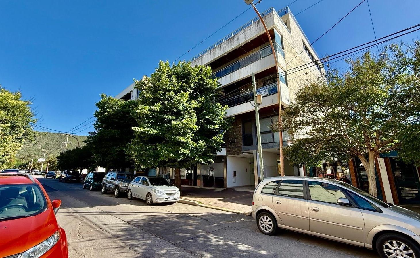 Venta Departamento 2 dormitorios, 2 baños, cochera. Carlos Paz, Villa Domínguez.