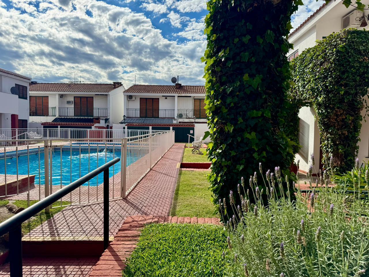Departamento en venta, dos dormitorios, escritorio, patio, cochera, Pileta. Villa Dominguez