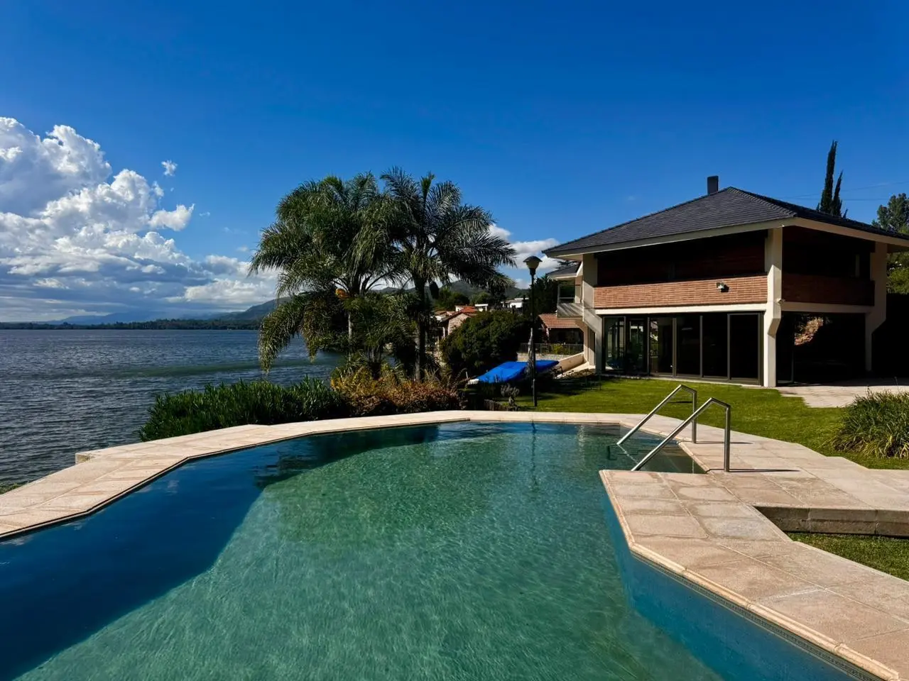Casa en venta de categoría, costa y bajada al lago. Costa Azul 2