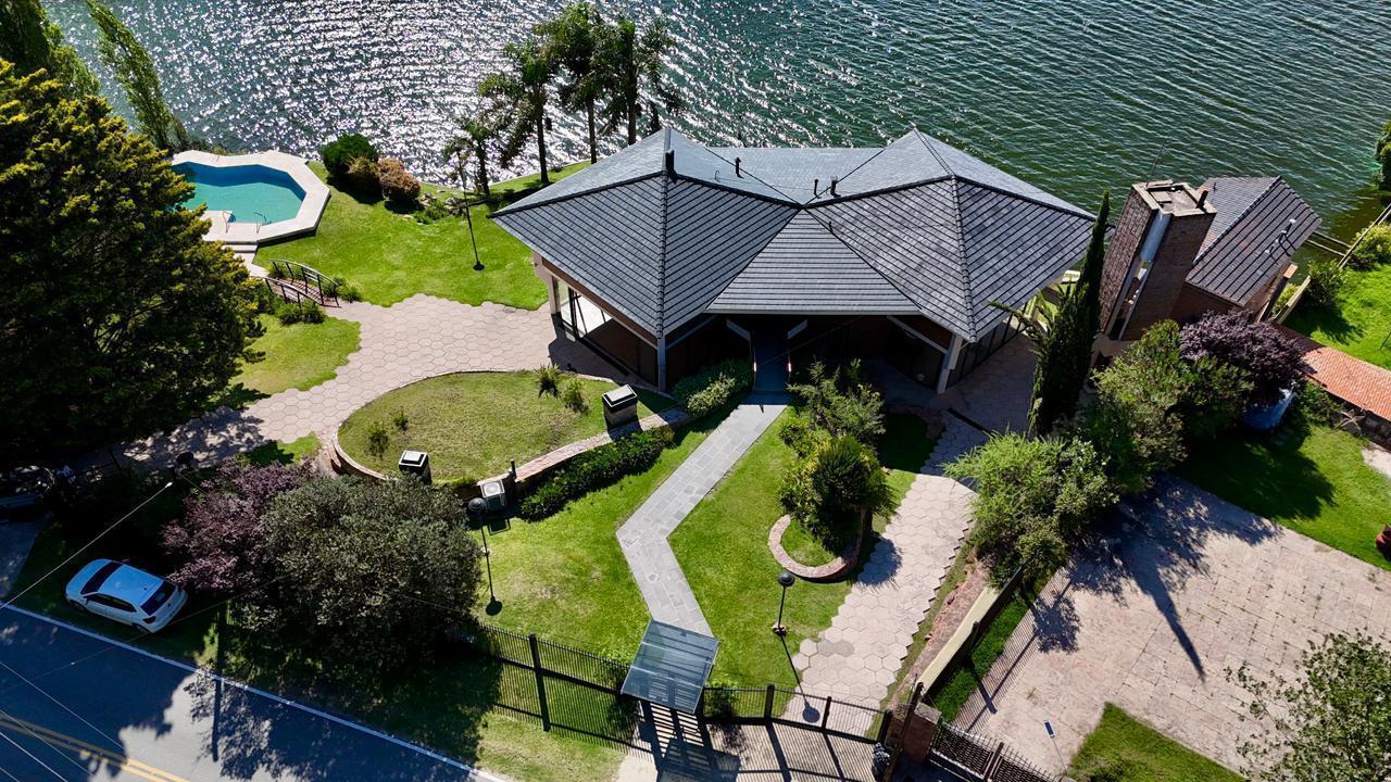 Casa en venta de categoría, costa y bajada al lago. Costa Azul