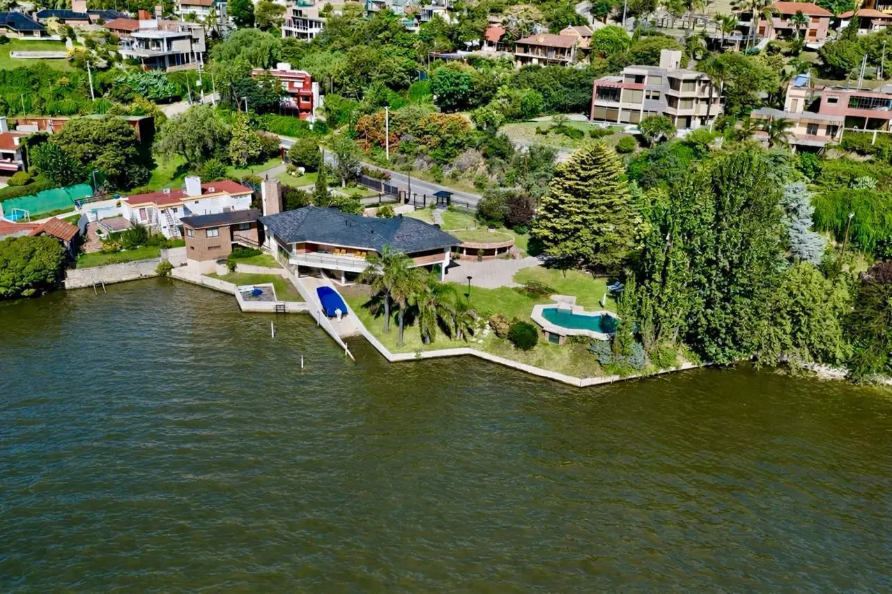 Casa en venta de categoría, costa y bajada al lago. Costa Azul 3