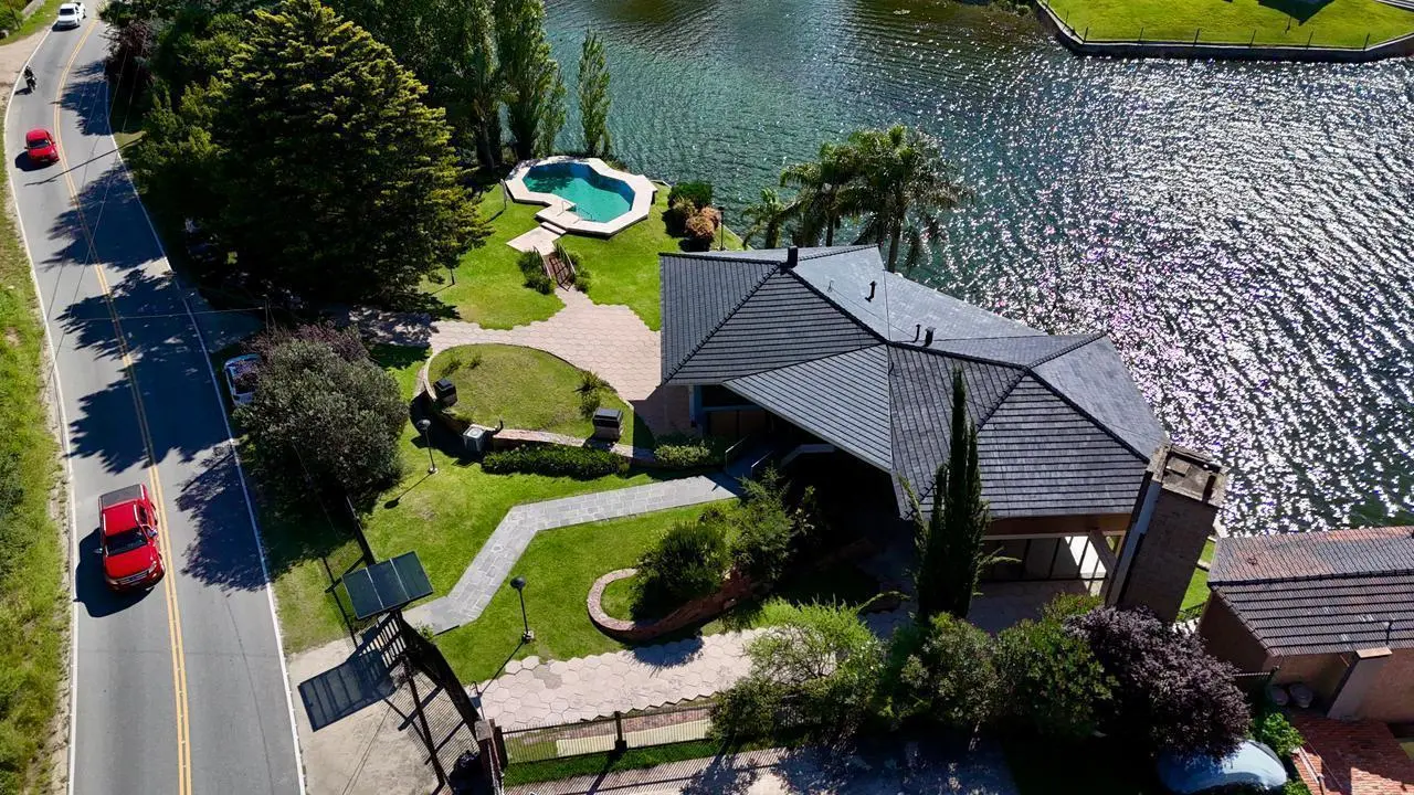 Casa en venta de categoría, costa y bajada al lago. Costa Azul 4