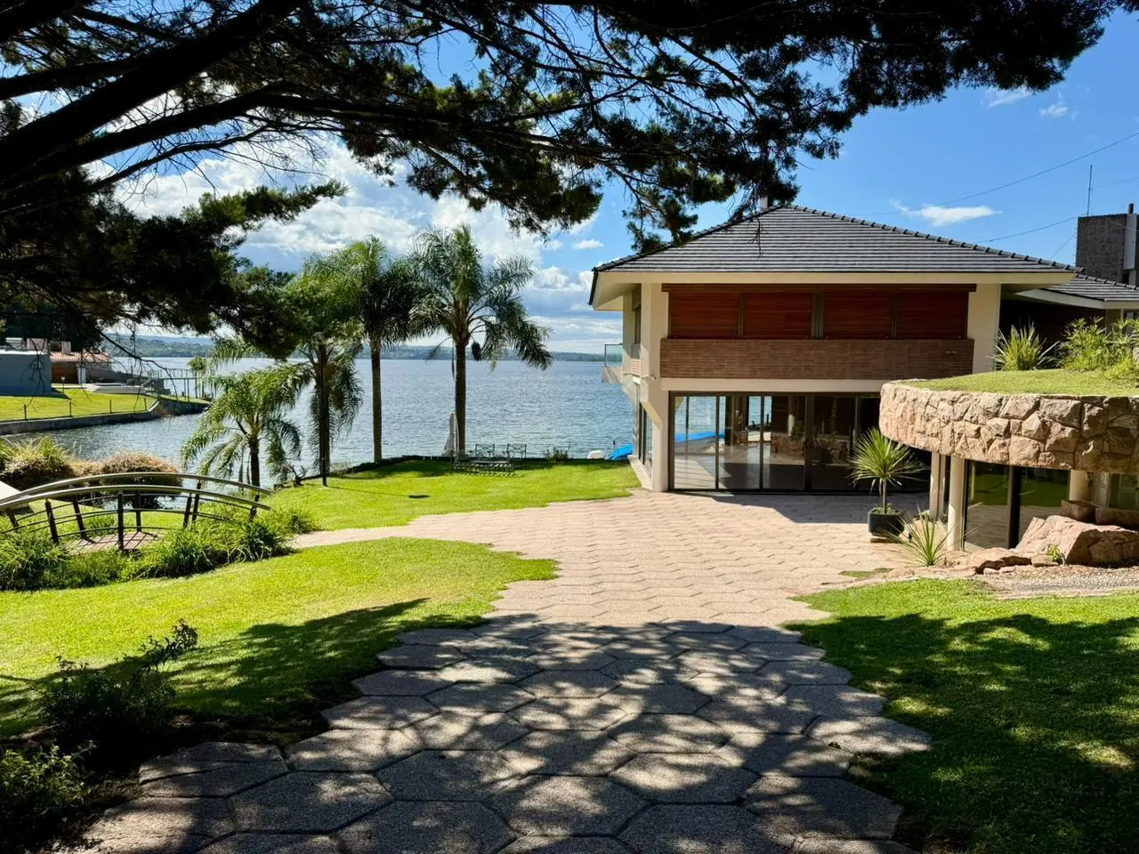Casa en venta de categoría, costa y bajada al lago. Costa Azul 5