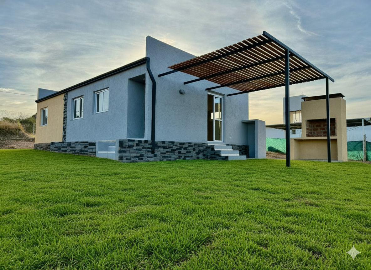 Casa en venta, 2 dormitorios, a 4 cuadras de la ruta. Villa Santa Cruz del Lago