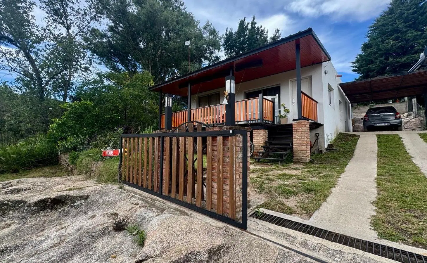 Casa en venta, frente al Rio de Tanti. 3 dormitorios, cochera. Villa Douma 5