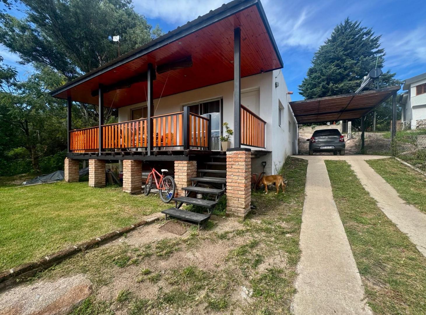 Casa en venta, frente al Rio de Tanti. 3 dormitorios, cochera. Villa Douma