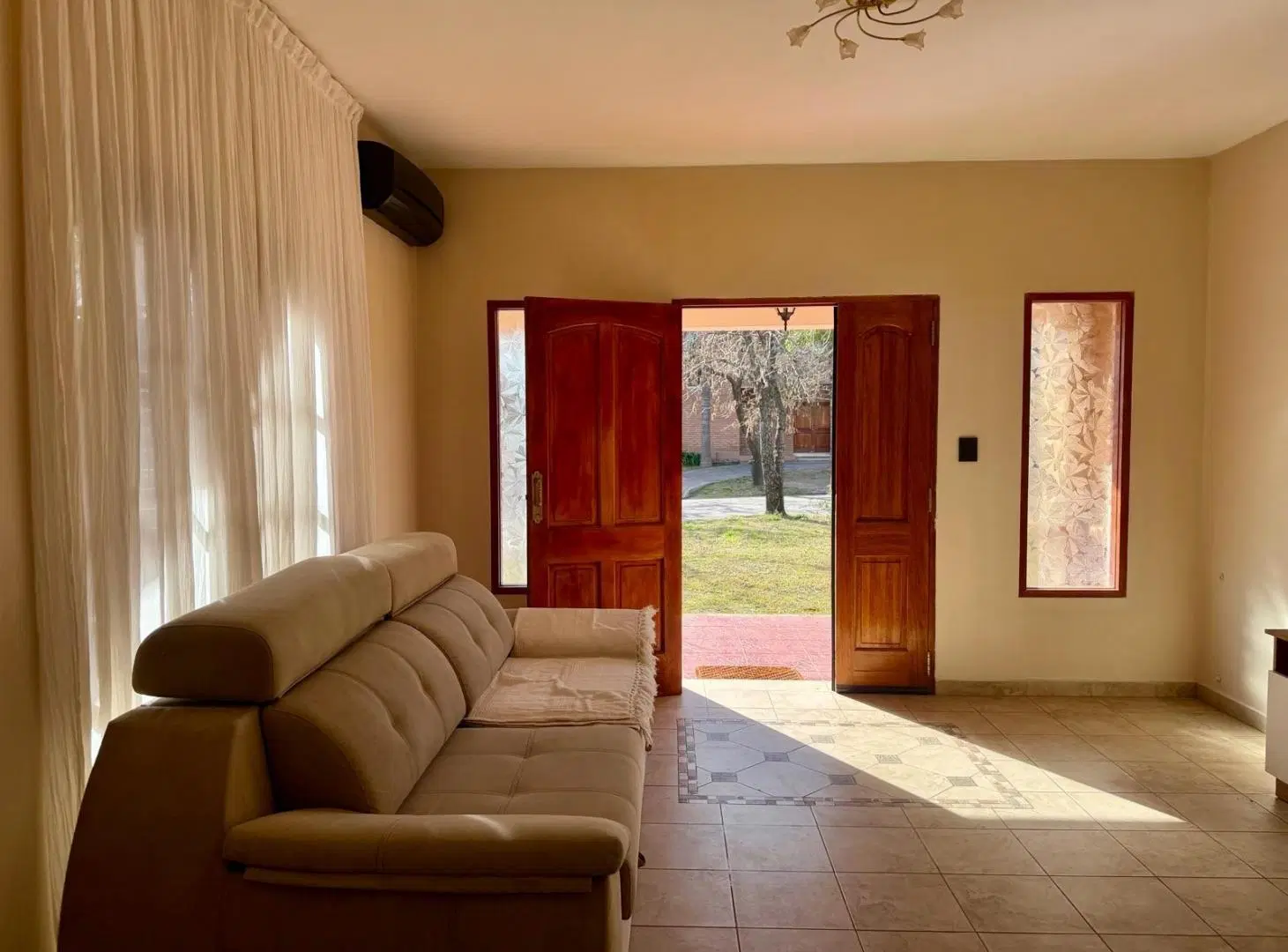 Casa en venta en Los Cielos Valle Escondido. 1 planta. 5 ambientes, quincho, jardín. 5