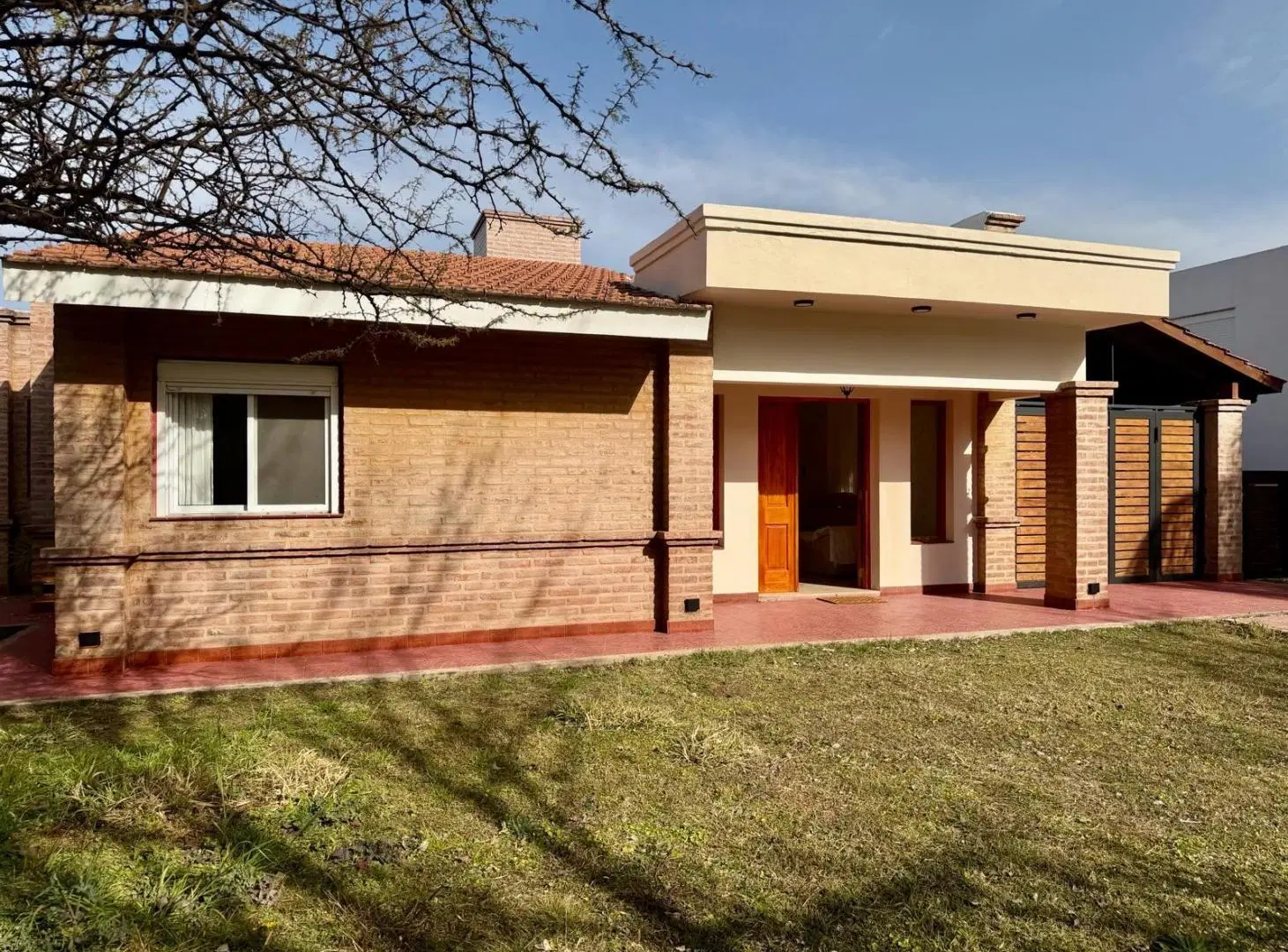 Casa en venta en Los Cielos Valle Escondido. 1 planta. 5 ambientes, quincho, jardín. 8