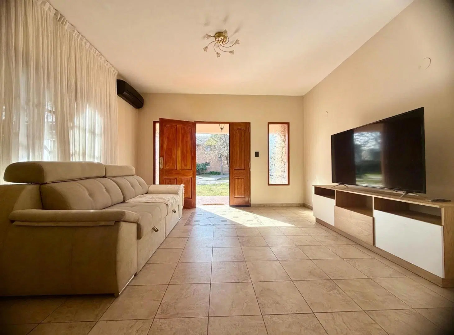 Casa en venta en Los Cielos Valle Escondido. 1 planta. 5 ambientes, quincho, jardín. 4