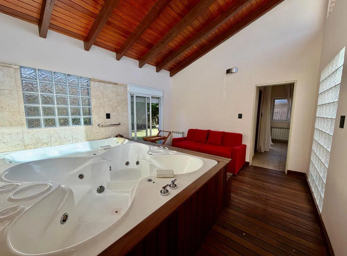 Casa en venta en Los Cielos Valle Escondido. 1 planta. 5 ambientes, quincho, jardín. 3