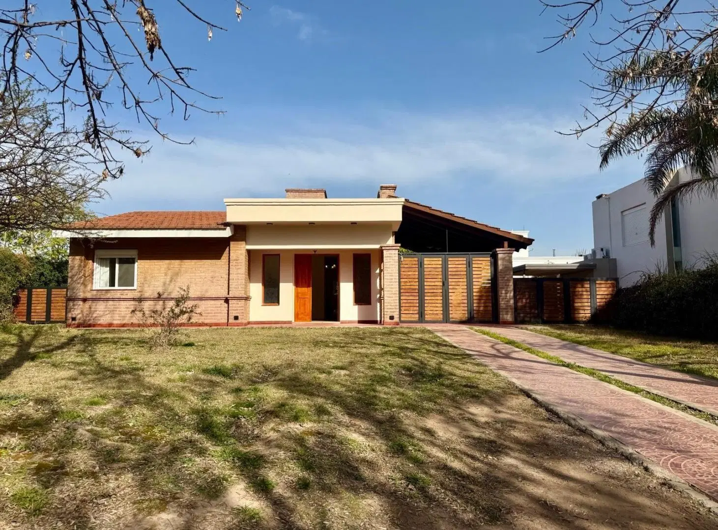 Casa en venta en Los Cielos Valle Escondido. 1 planta. 5 ambientes, quincho, jardín. 3
