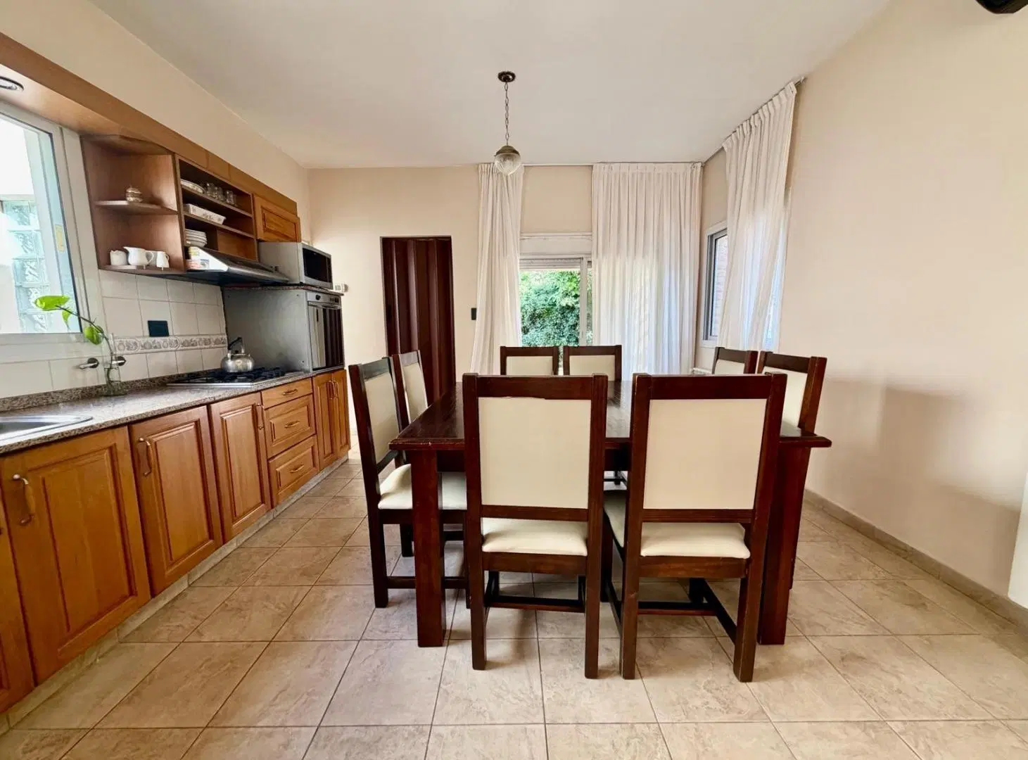 Casa en venta en Los Cielos Valle Escondido. 1 planta. 5 ambientes, quincho, jardín. 2