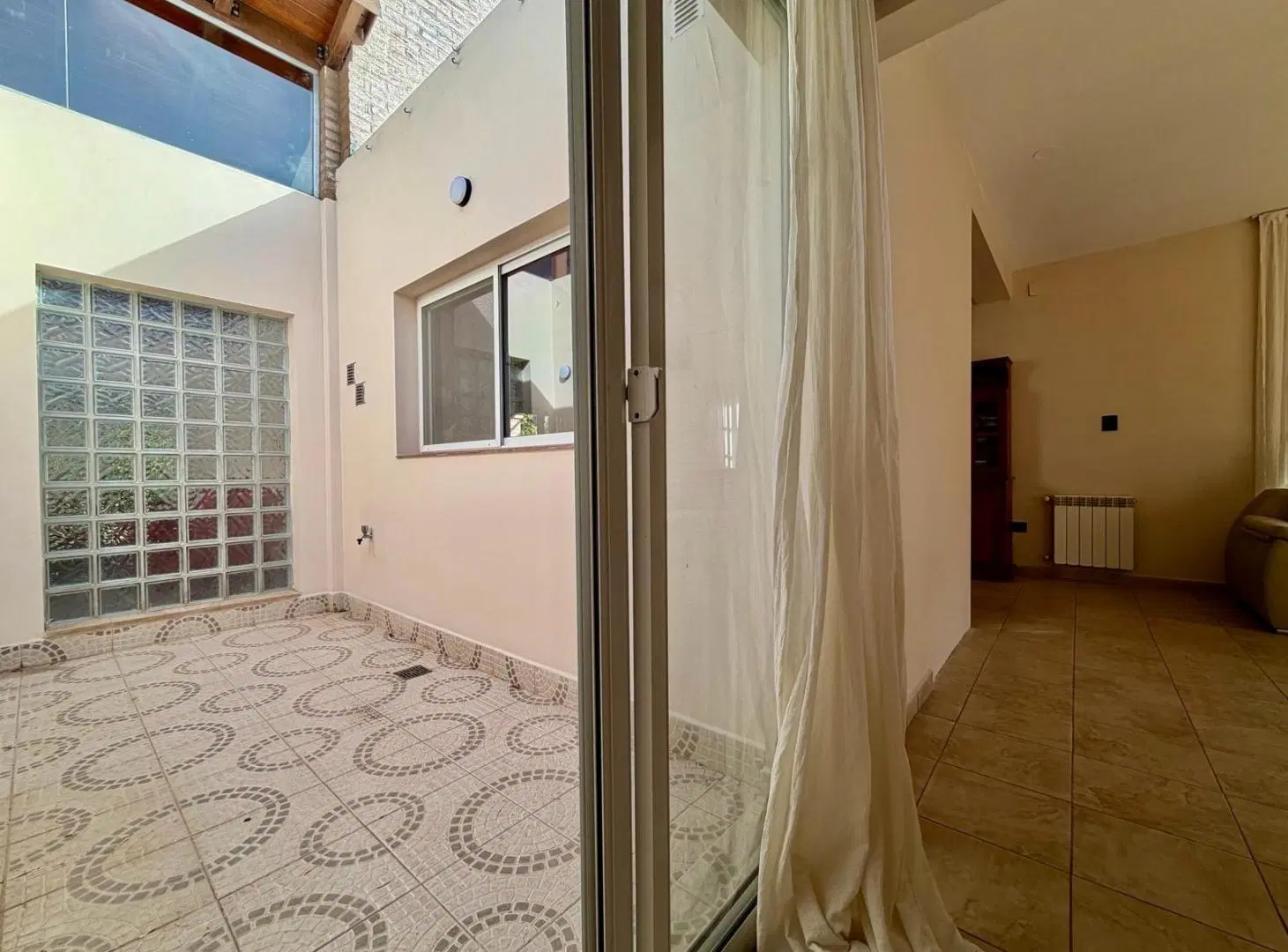 Casa en venta en Los Cielos Valle Escondido. 1 planta. 5 ambientes, quincho, jardín. 4