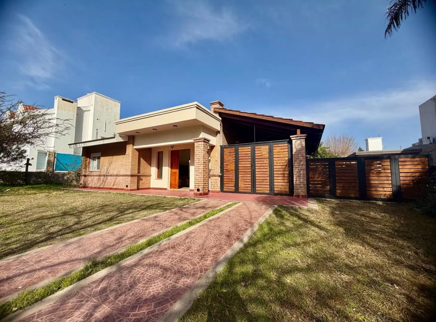Casa en venta en Los Cielos Valle Escondido. 1 planta. 5 ambientes, quincho, jardín. 5