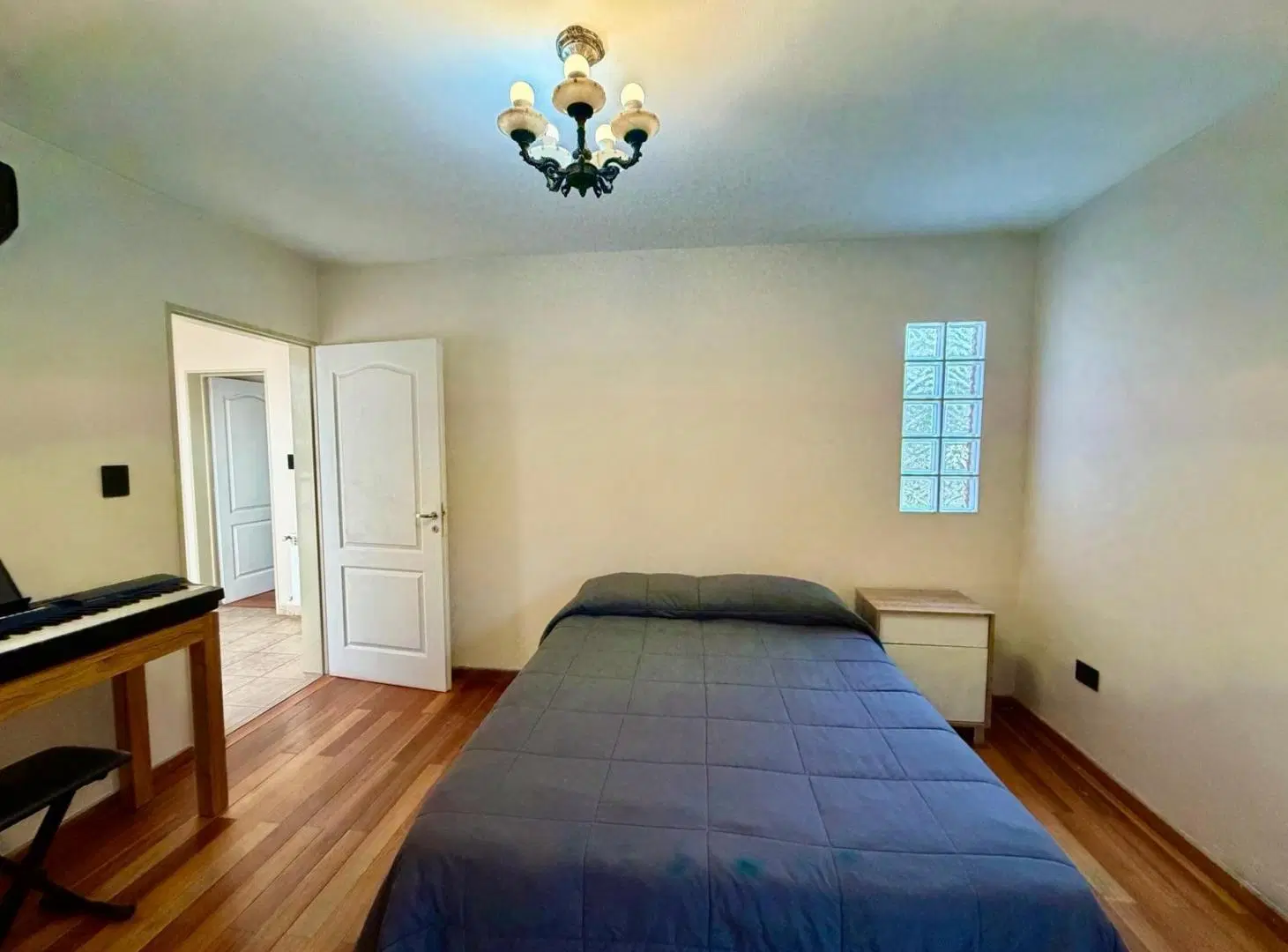 Casa en venta en Los Cielos Valle Escondido. 1 planta. 5 ambientes, quincho, jardín. 8