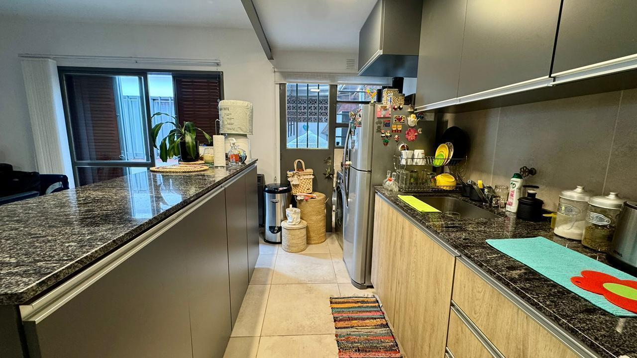 Foto de Departamento en venta, dos dormitorios, escritorio, patio, cochera, imagen 2