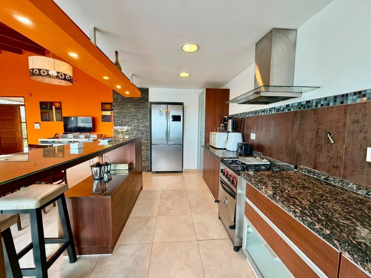 Foto de Casa de Categoría en Venta, 3 dormitorios, 3 baños, pileta, Barrio, imagen 5