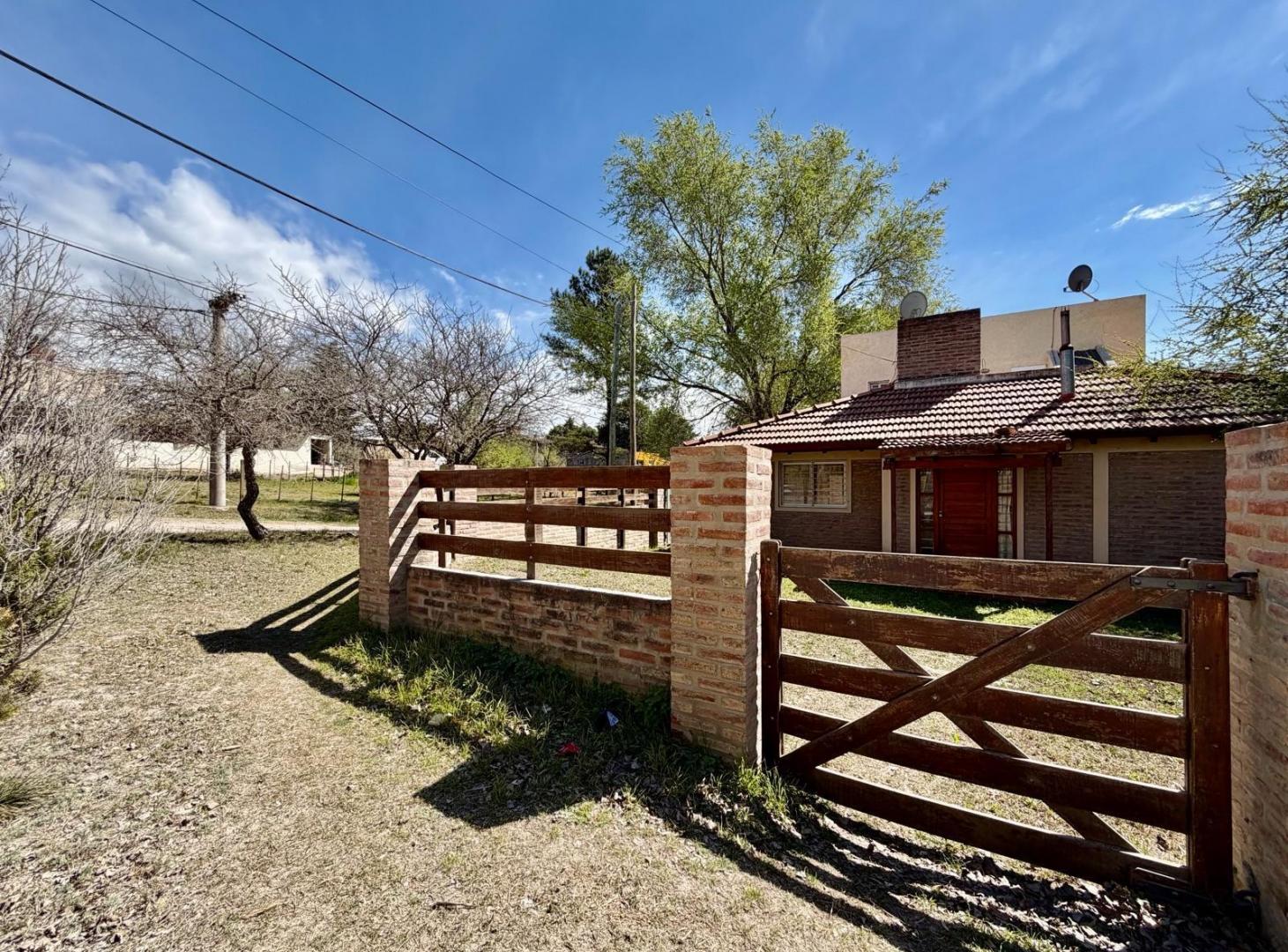 Foto de Casa en venta, 3 dormitorios, 2 baños, cochera. San Antonio De Arredondo, imagen 2