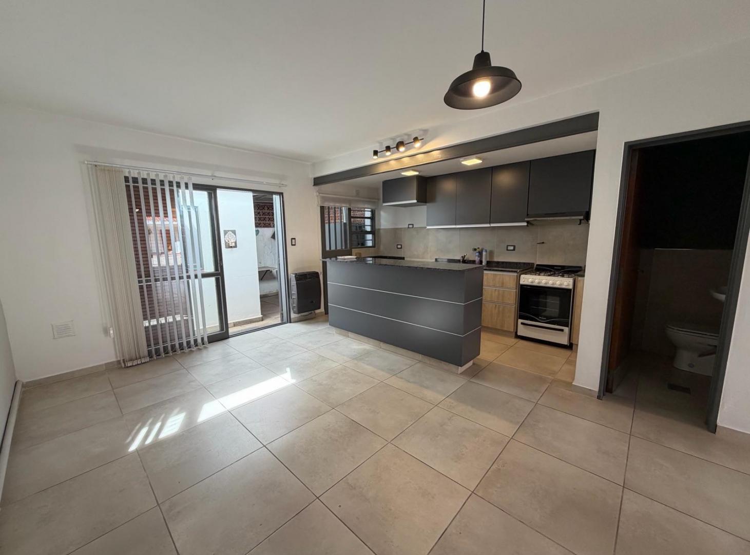 Foto de Departamento en venta, dos dormitorios, escritorio, patio, cochera, imagen 3