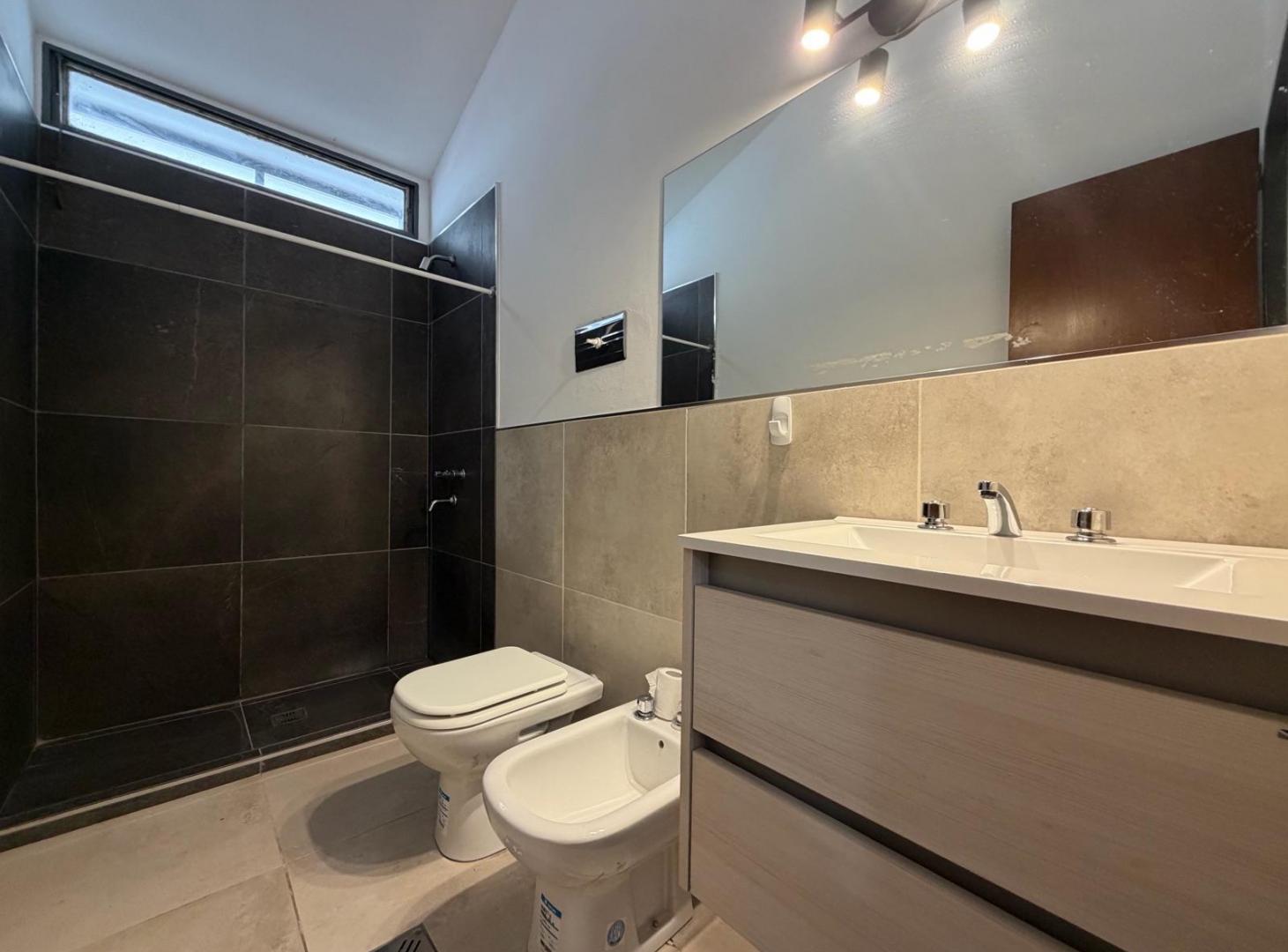Foto de Departamento en venta, dos dormitorios, escritorio, patio, cochera, imagen 2