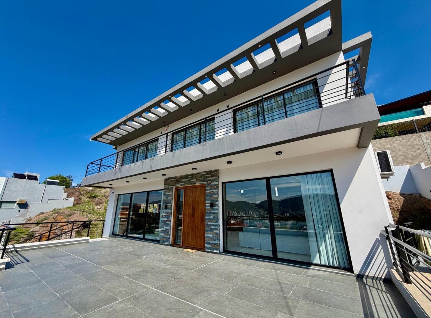 Foto de Venta Casa de Cateogria, 3 dormitorios, 5 baños, Pileta. Becciu, Villa, imagen 1