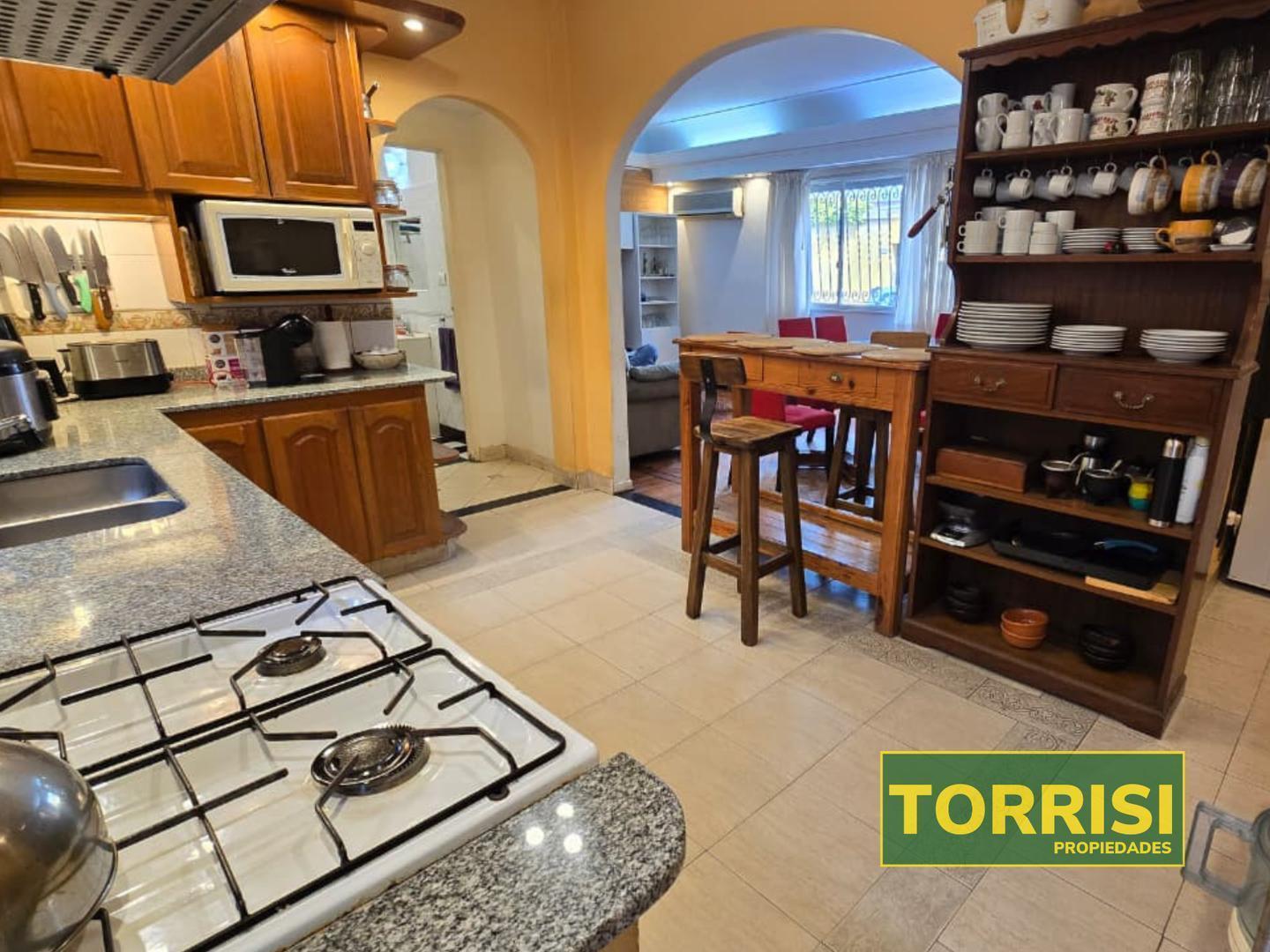 Foto de VENTA CASA 5AMB 220m2 TERRAZA QUINCHO LOTE PROP NUMANCIA 400, imagen 2